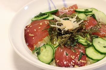 生姜スパイ酢でマグロの漬け丼